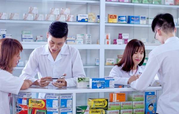 Dược sỹ tại Sen Hồng luôn sẵn sàng tư vấn mọi nhu cầu của khách